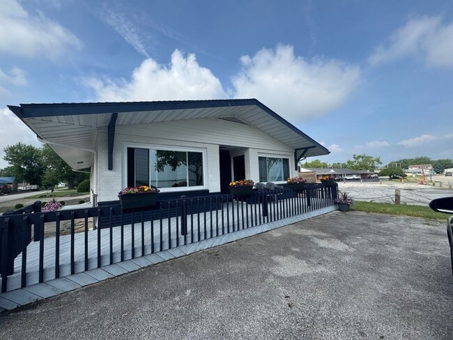 Building Photo - Bayview Renovated Beauty: Serene, Relaxing...