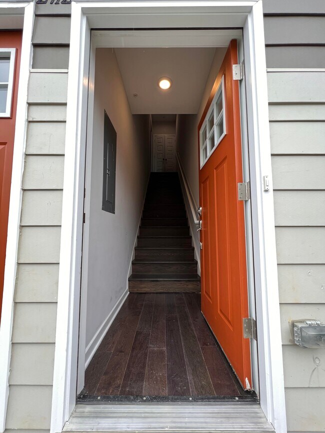 Entry - 2507 Burns St SE