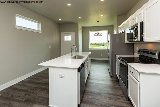 Building Photo - 4 Spacious Bedroom Single Family Home in P...