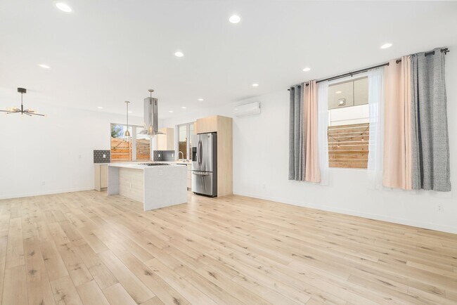 Building Photo - Leschi New Construction 5-Bedroom Townhouse