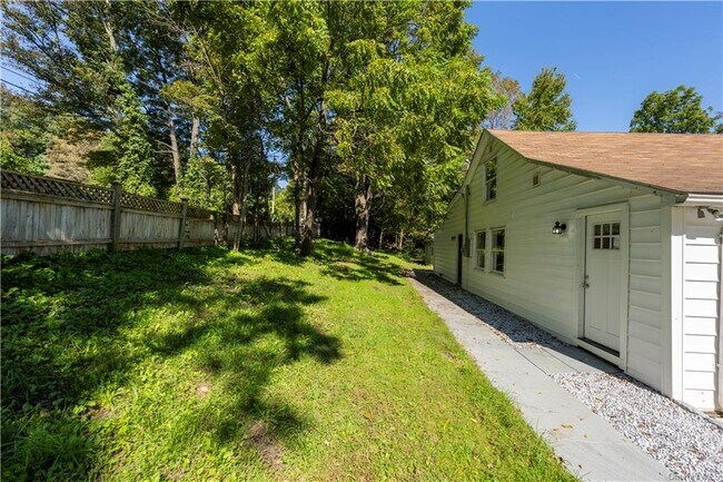 Foto del edificio - 257 White Pond Rd