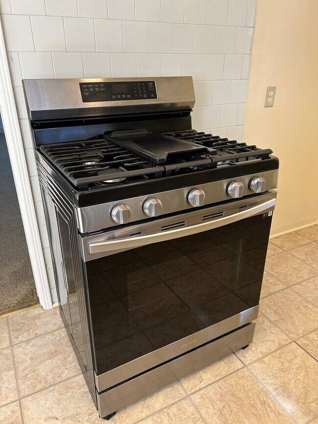 stove - 111 1/2 N 6th St