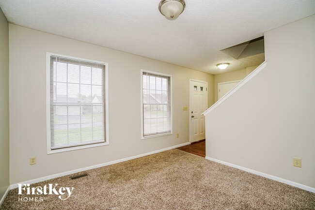 Building Photo - 2681 Fernwood Ave