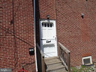 Building Photo - 702 Delaware St