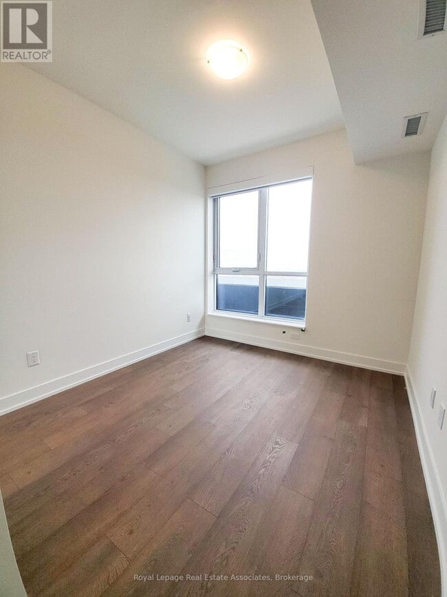 Photo du bâtiment - 5 Mabelle Ave