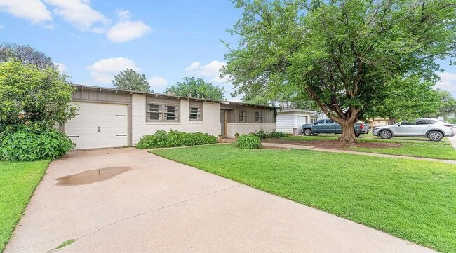 Foto del edificio - Modern Upscale Flair Home Near Davis Park!