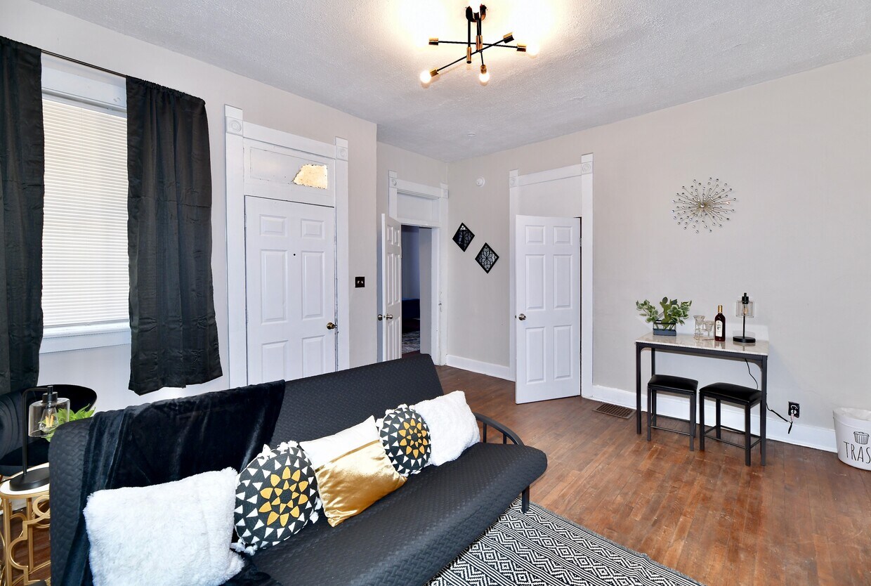 Sala de estar - 1117 S Senate Ave
