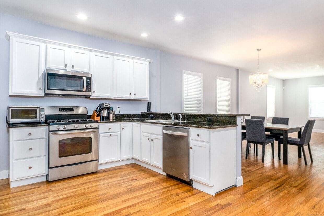 29 Dolsen Pl Unit 1, Stamford, CT 06901 Apartment for Rent in