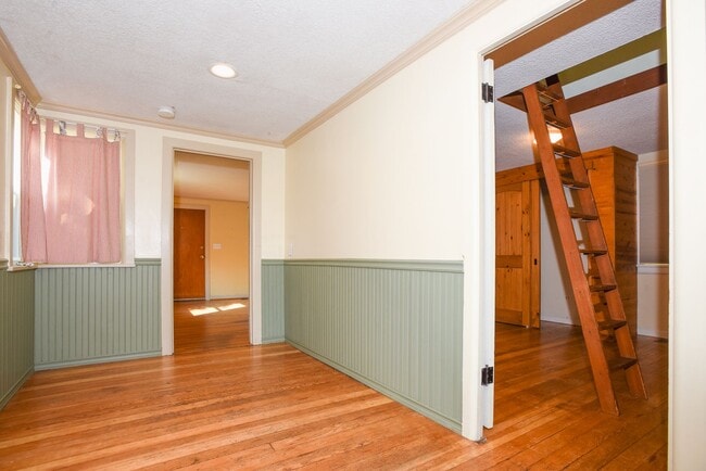 Building Photo - SHORT TERM Ballard Bungalow