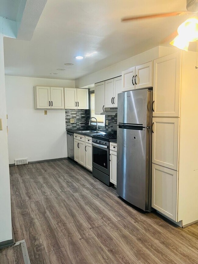 Foto del edificio - Coming Soon! 3 Bedroom 1 Bath Rancher, Hug...