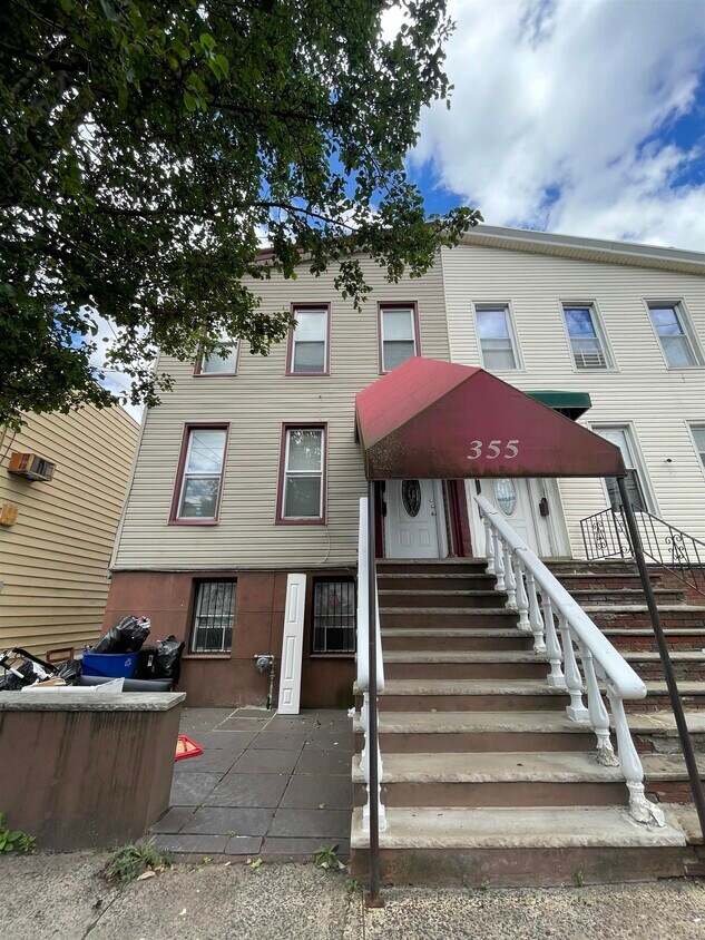 Primary Photo - 355 Liberty Ave
