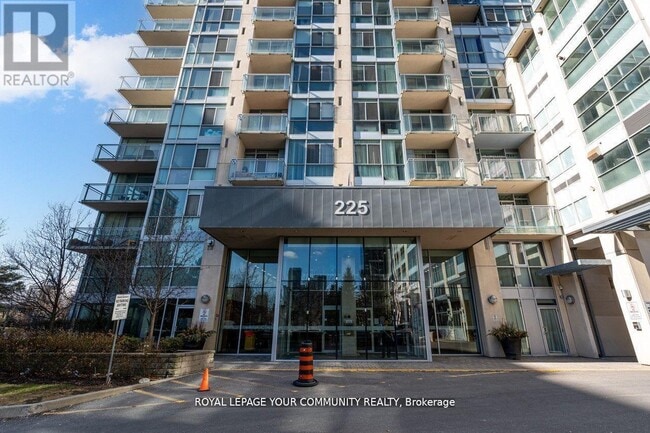 Photo du bâtiment - 225-3225 Webb Dr