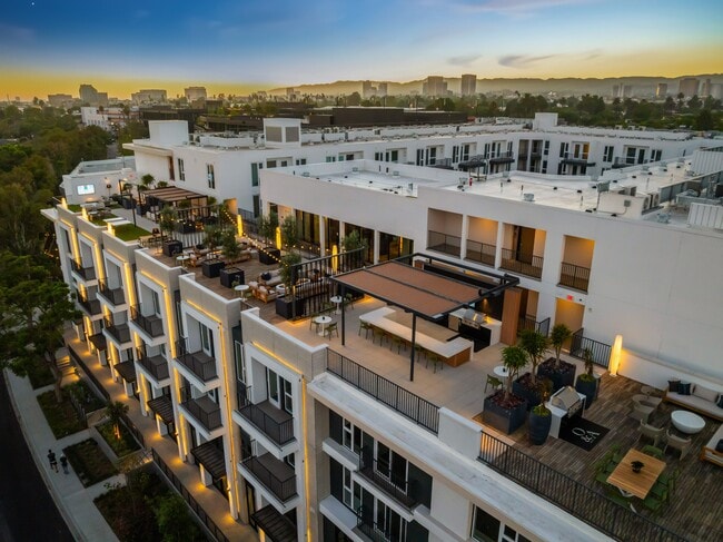Building Photo - Overland & Ayres