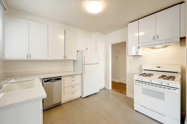 Building Photo - 4439 Kirkham St