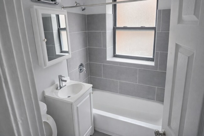 Foto del edificio - 2125 E 67th St