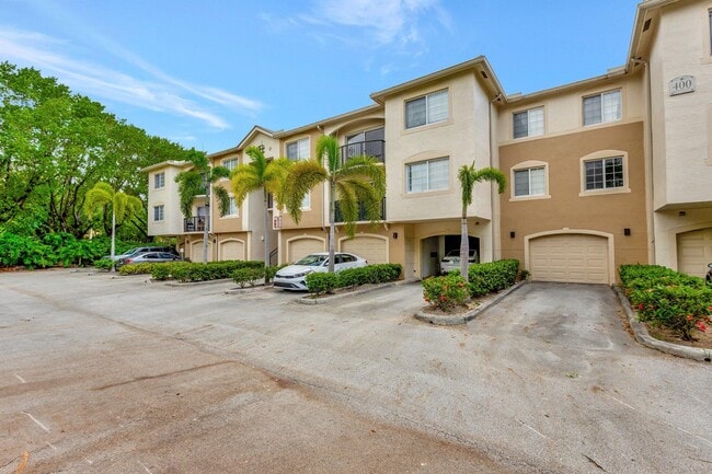 Building Photo - 400 Crestwood Ct N