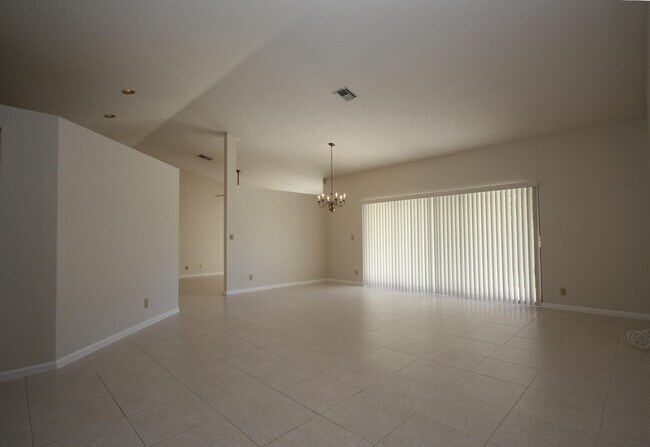 Foto del edificio - 8050 W Country Club Blvd