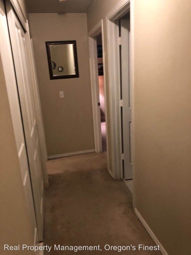 Building Photo - 2 br, 2 bath Apartment - 1910 SW 18th Ave #21