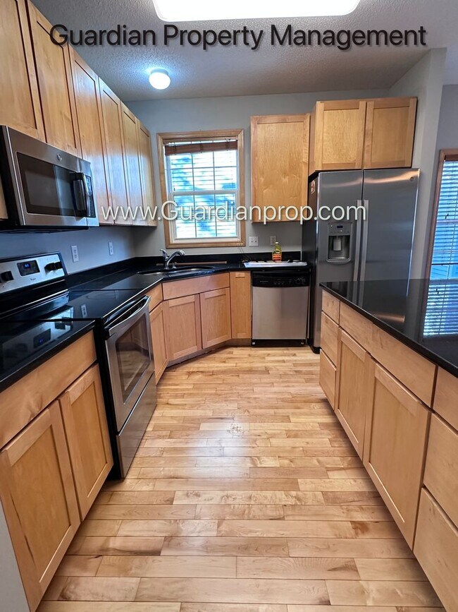 Foto del edificio - Hopkins Single Family Home, 2 Car Garage, Office, Gas Fireplace, Primary Suite