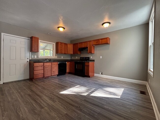 Building Photo - Beautiful 4 Bed 2 Bath house available now!