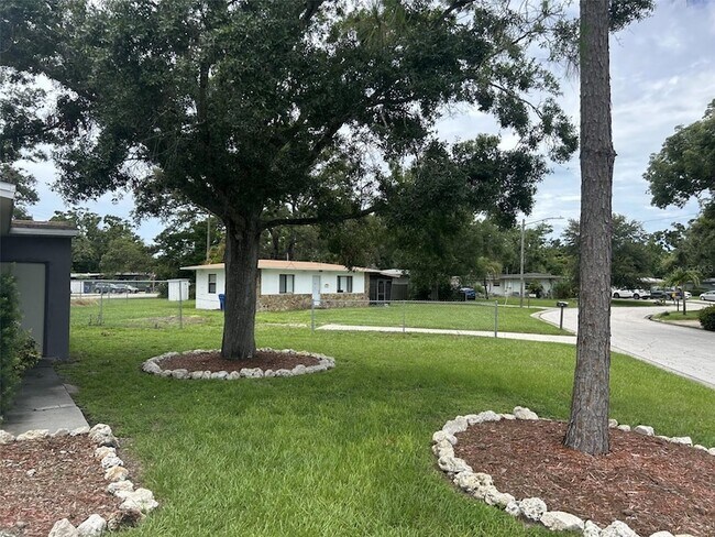 Foto del edificio - 4491 Crestwood Dr N