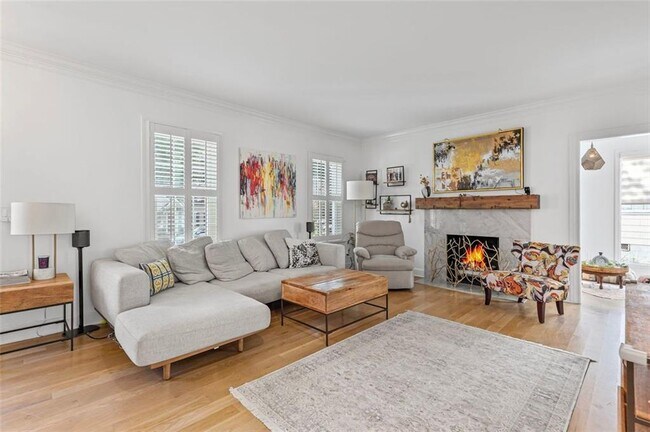 Foto del edificio - 346 Redland Rd NW