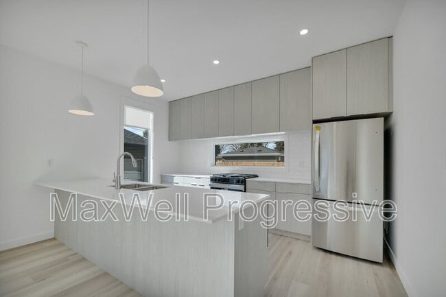 Building Photo - 9011-9093 93 St NW