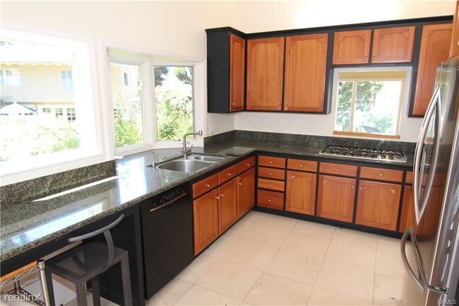 Building Photo - 4 br, 2.5 bath House - 316 Otero