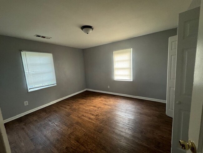 Building Photo - 304 Camellia Cir