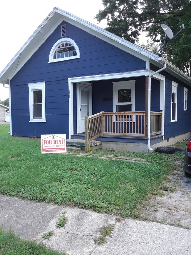 Building Photo - Quaint 2 bedroom just renovated perfect ac...