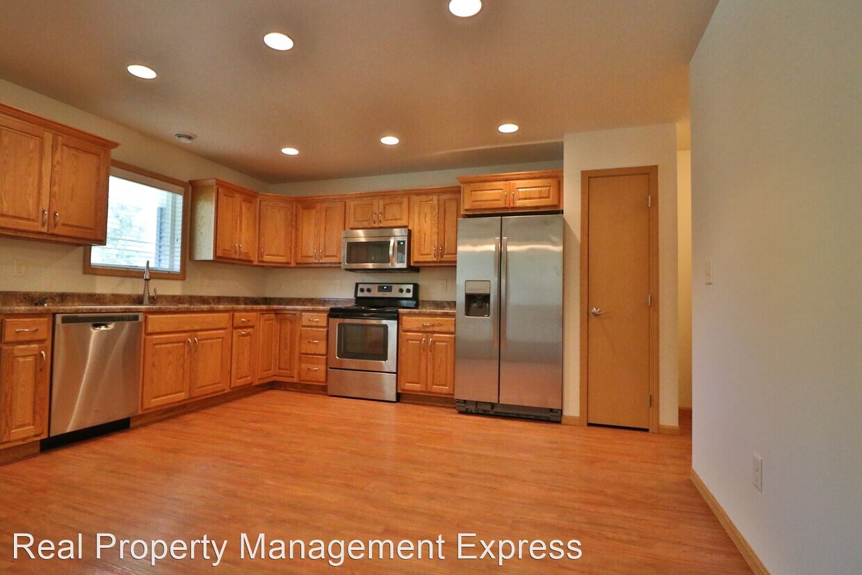 Foto principal - 2 br, 2 bath House - 300 E 2nd St #2