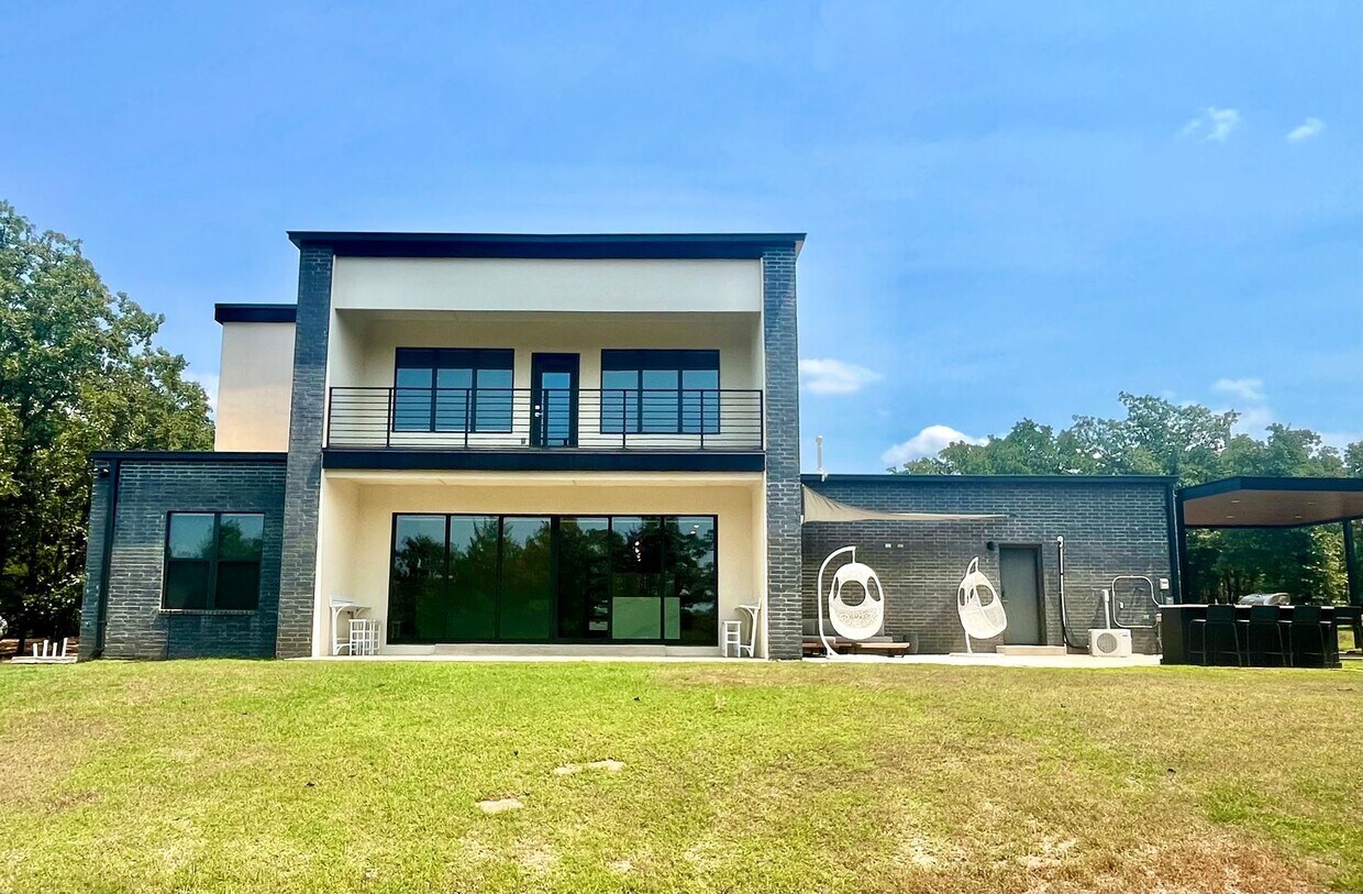 Building Photo - A Must See! Luxurious Contemporary Home on...