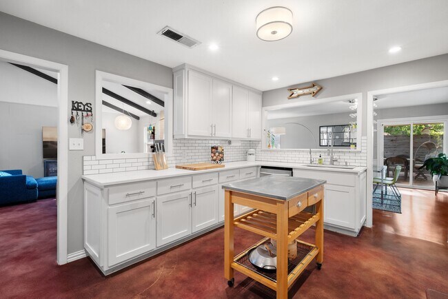 Foto del edificio - 7302 Southwind Dr