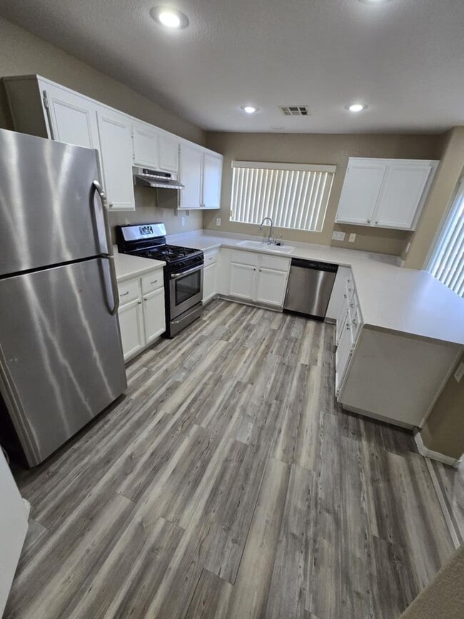 Building Photo - Great open floorplan with 3 bedrooms + Loft