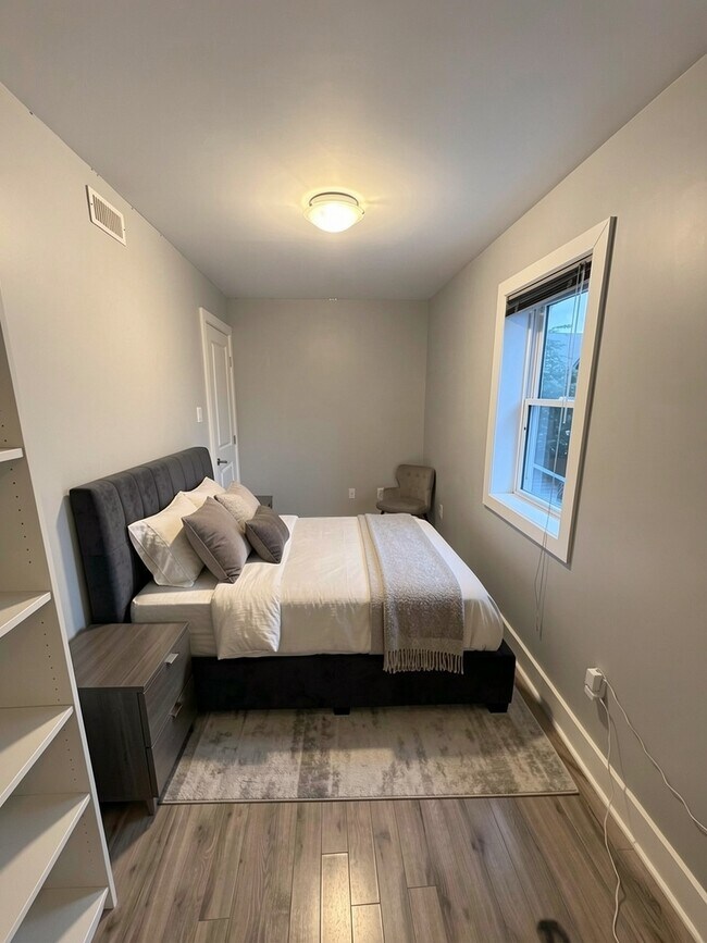 Photo du bâtiment - 5-Bedroom Apartment Near Carleton University - All inclusive and Fully Furnished