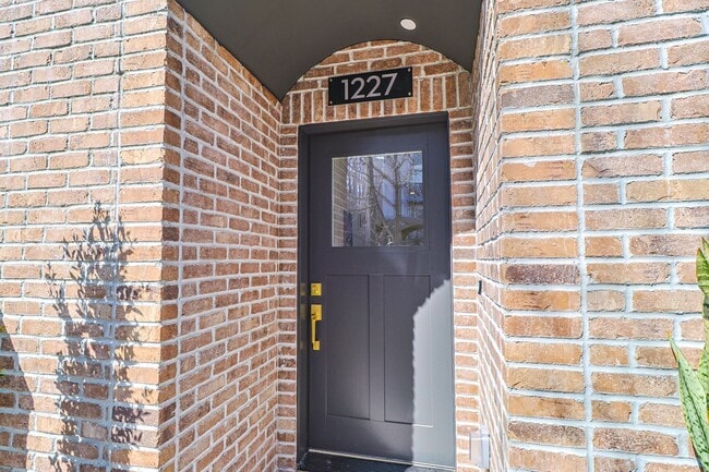 Building Photo - 1227 N June St