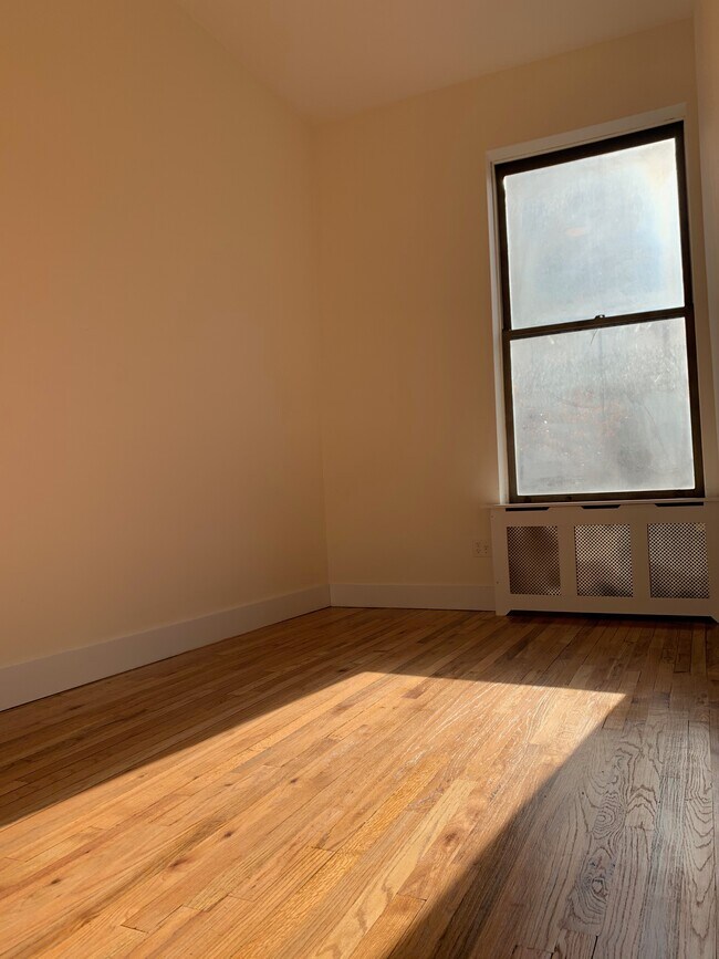 Building Photo - 39 W 74th St