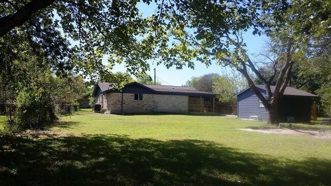 Foto del edificio - 4402 Hayride Ln