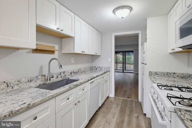 Foto del edificio - 5247 W Running Brook Rd