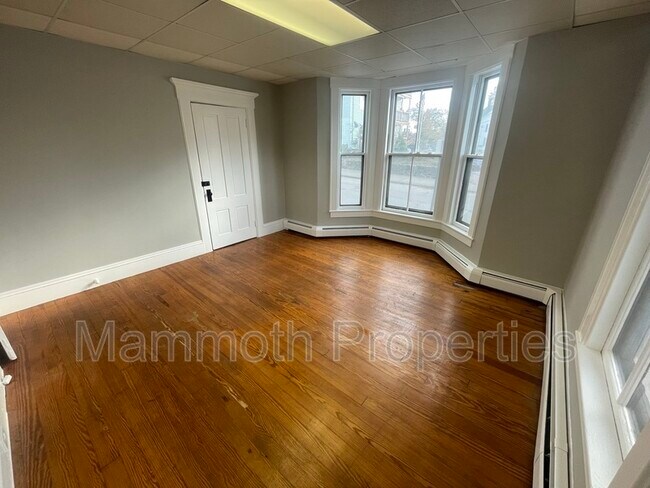 Building Photo - 320 Lowell St