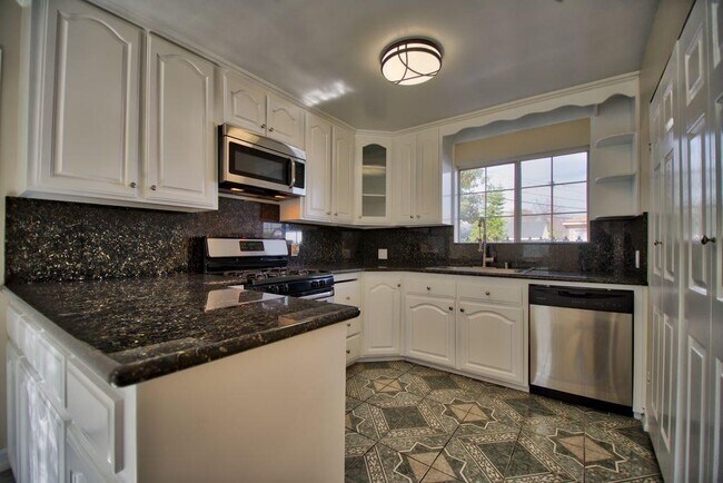 Building Photo - 5481 Dairy Ave