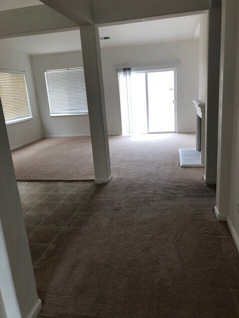 Building Photo - Very nice home near golf course