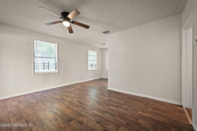 Foto del edificio - 1066 W 13th St