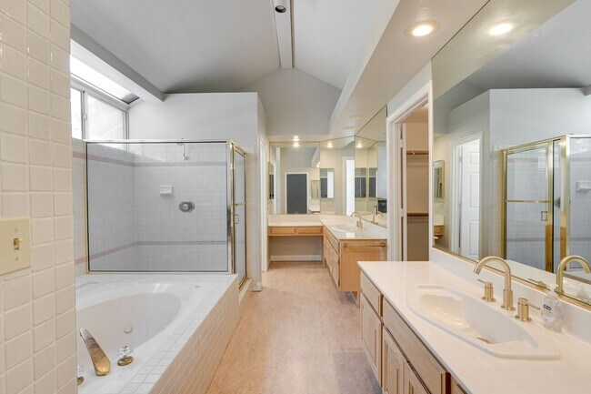 Foto del edificio - Luxury Meets Comfort in This Beautiful 4-Bedroom Retreat