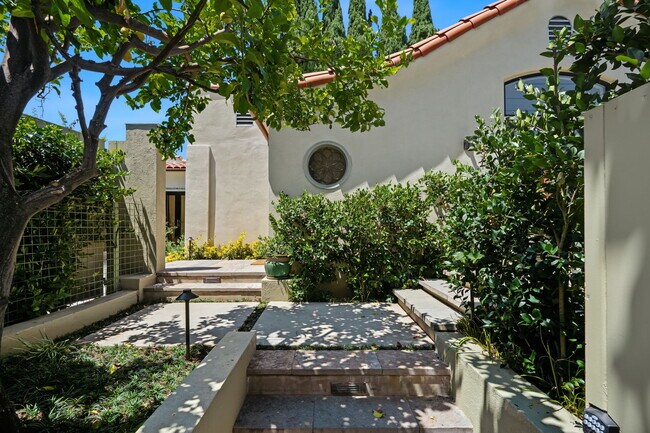 Foto del edificio - 9001 Rosewood Ave
