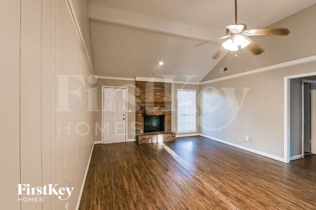 Building Photo - 3803 Lucerne Dr
