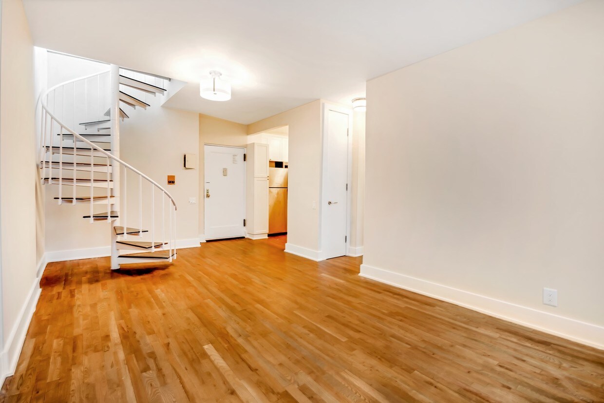 Primary Photo - 230 E 25th St