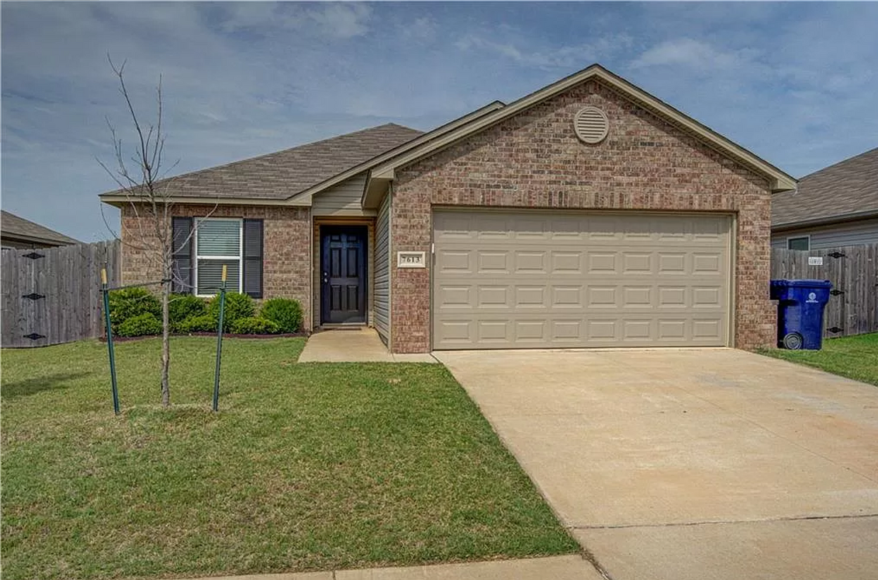 Foto principal - Charming 3-Bedroom, 2-Bath Home Near Lake ...