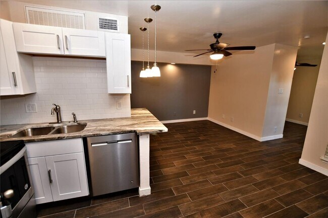 Foto del edificio - 9821 Walnut St