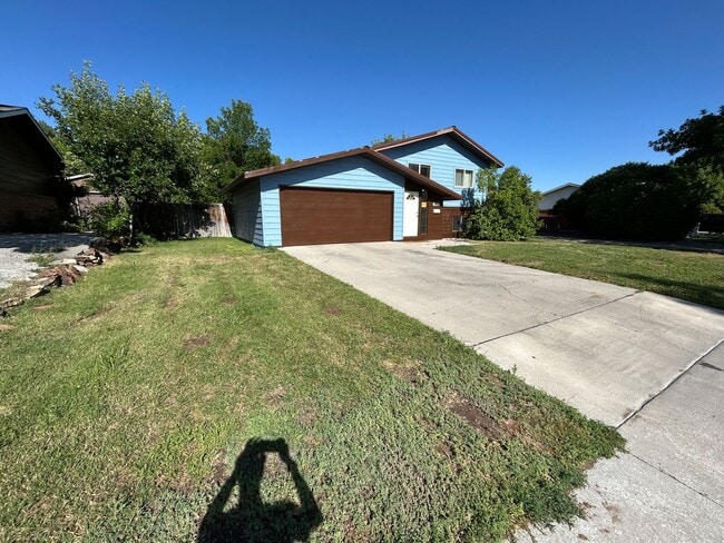 Foto del edificio - 5 Bed 2 Bath Home with 2 Car Attached Garage in Quiet Nice Neighborhood.